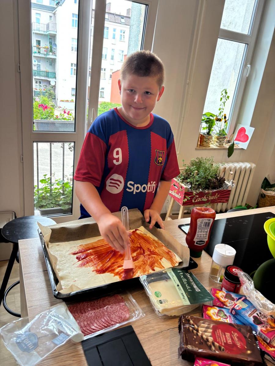 chłopiec przygotowujący do pieczenia pizzę