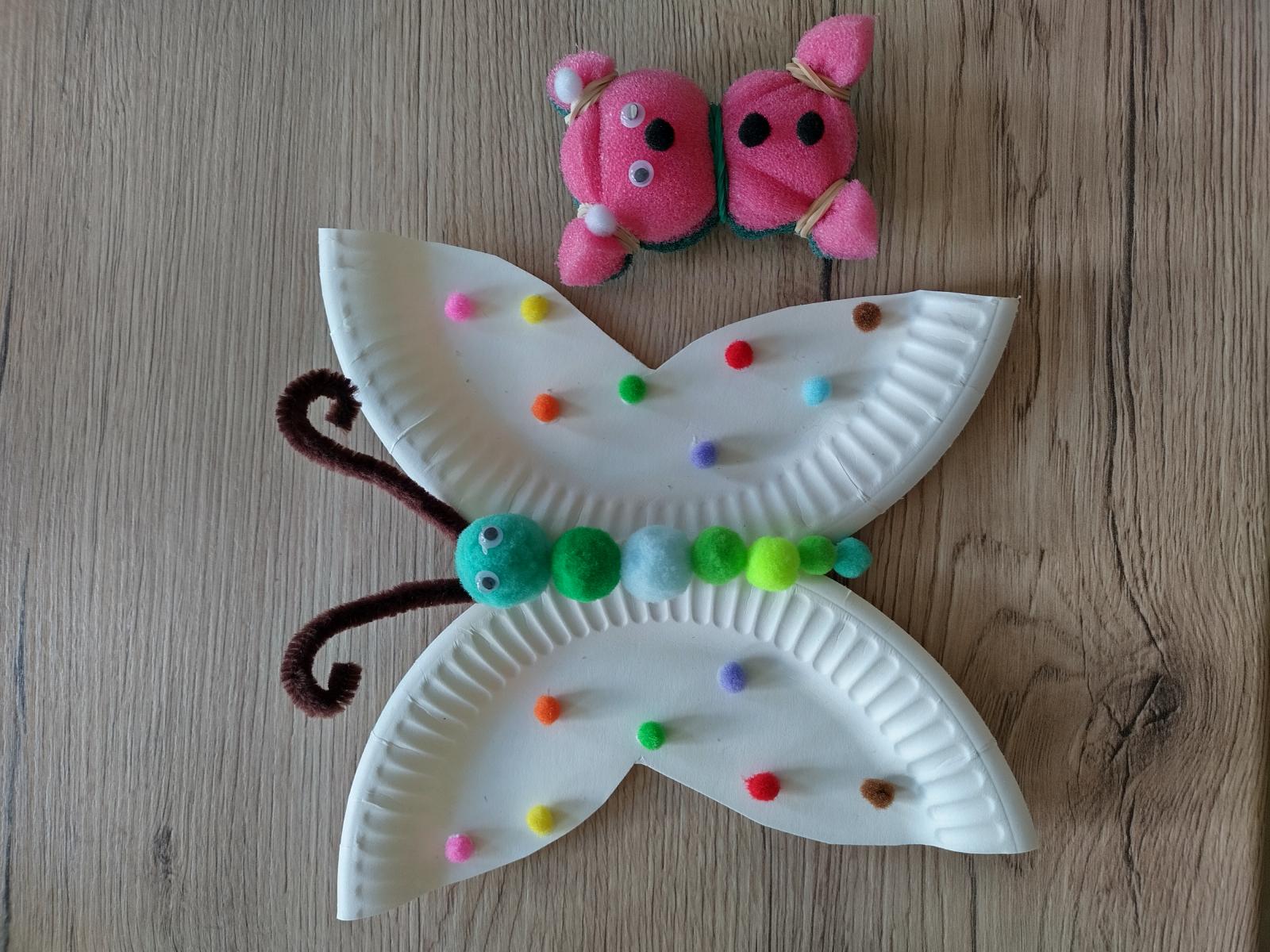 motyl wykonany z talerzyka papierowego oraz miś wykonany z gąbki