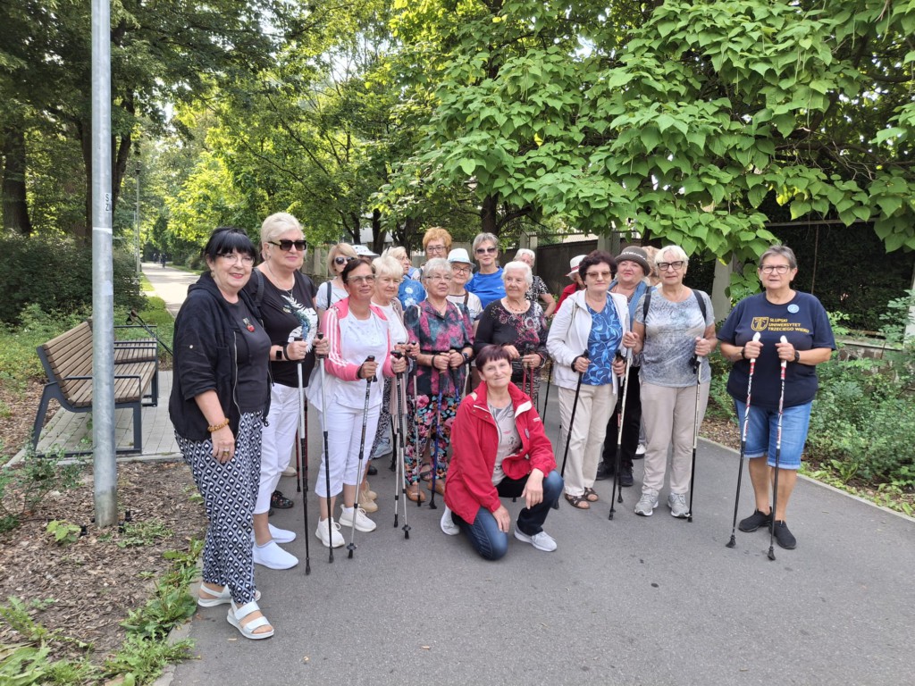 Finałowy spacer nordic walking seniorów w Parku Kultury i Wypoczynku
