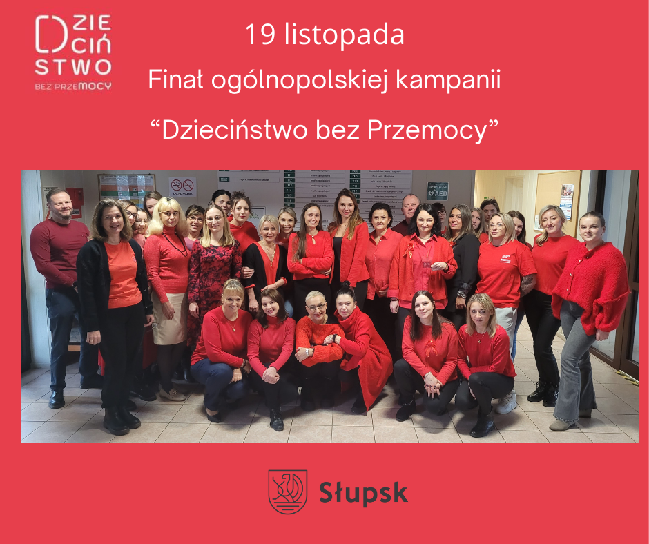 Pracownicy MOPR ubrani są na czerwono. Pozują do zdjęcia uśmiechając się