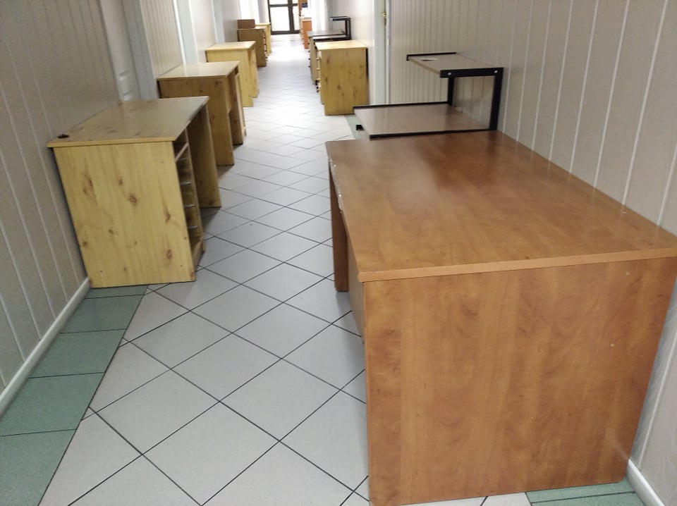 Szafka, biurka i krzesła obrotowe dla naszych podopiecznych