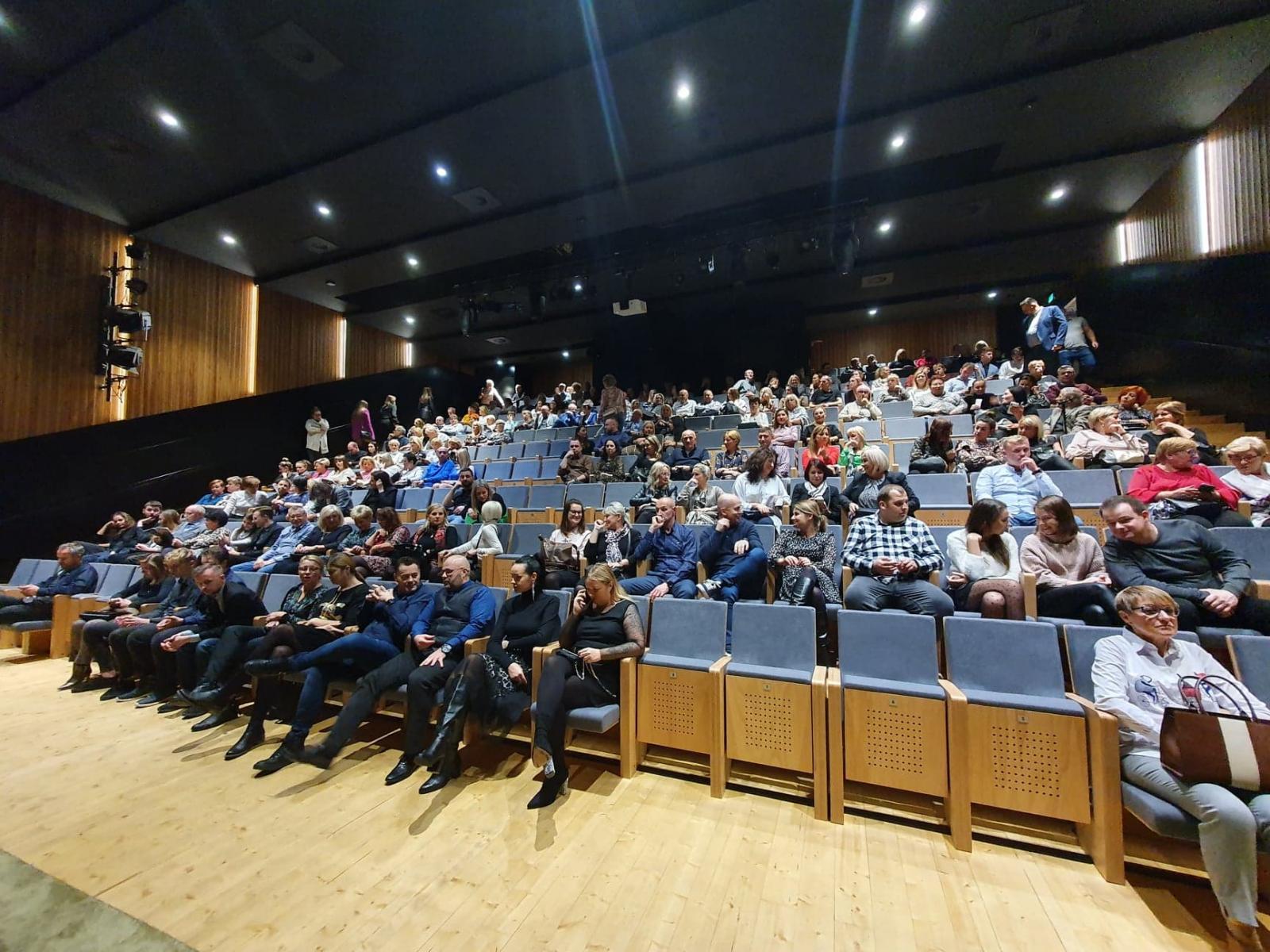 Wyjście asystentów i osób niepełnosprawnych do teatru - spektakl