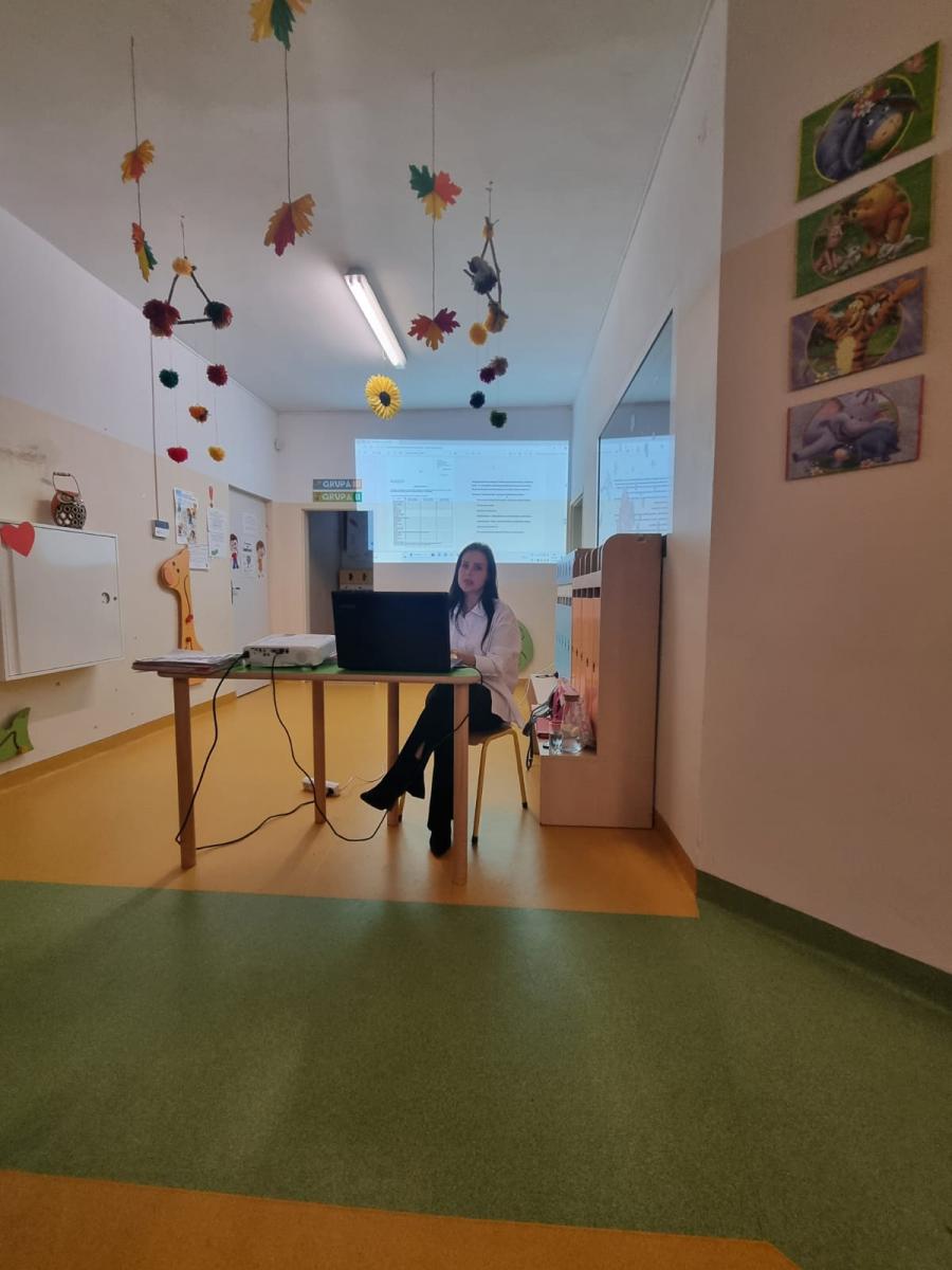 Spotkanie, Marta Stasiak w żłobku, udziela informacji pracownikom żłobka na temat standardów ochrony małoletnich