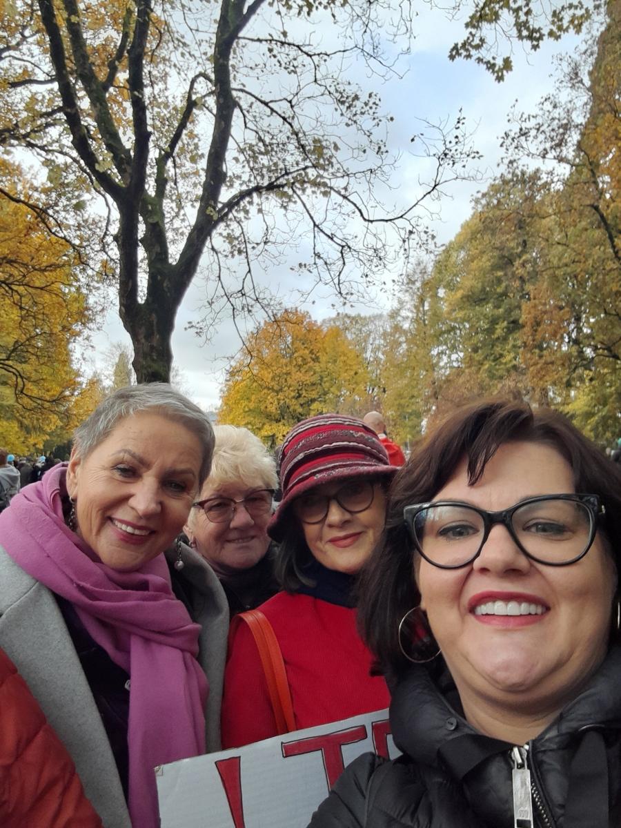 Uczestnicy wydarzeania w Parku - Stop przeciwko Hejtowi. 