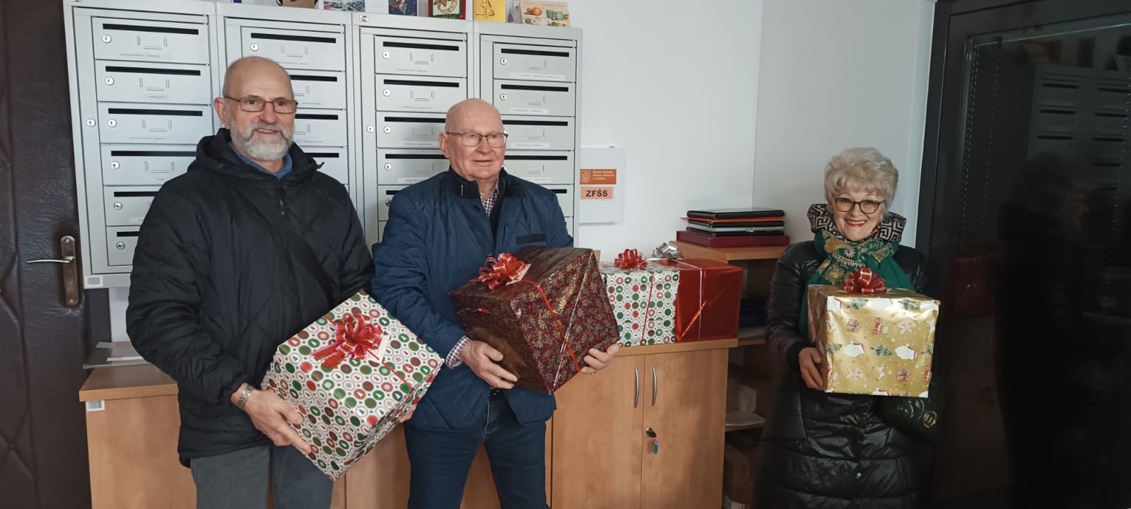 Pomocna dłoń dla seniora – świąteczne paczki trafiły do słupskich seniorów