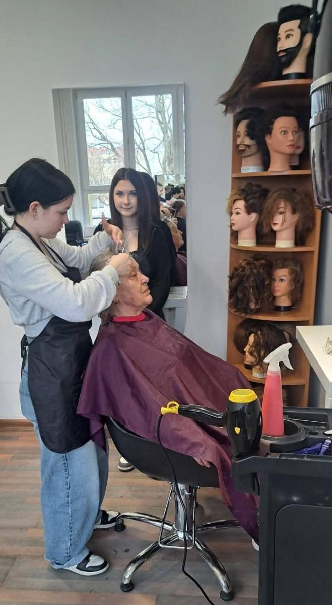 Seniorzy w roli gości w klasie fryzjerskiej Zespołu Szkół Budowlanych i Kształcenia Ustawicznego