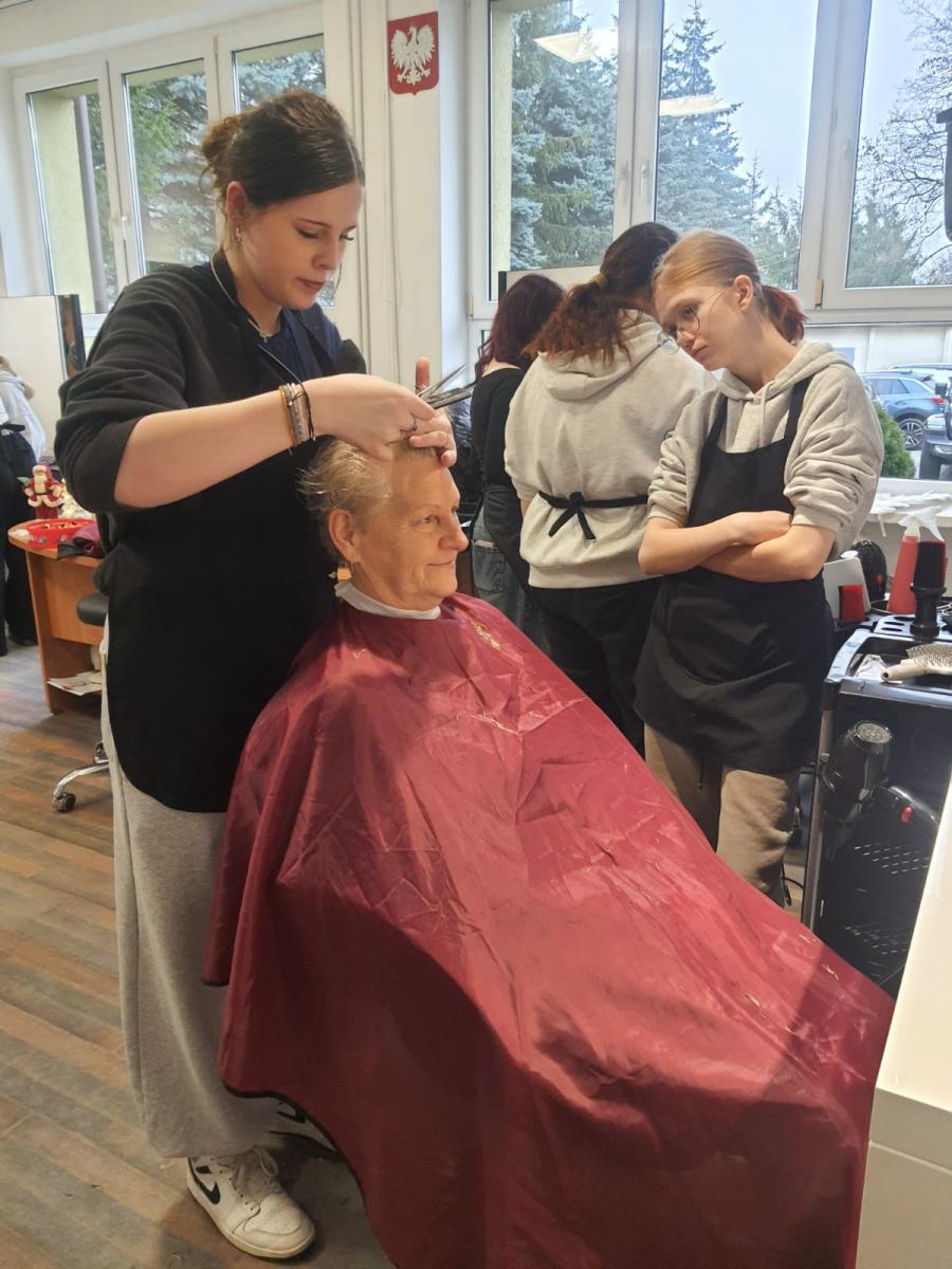 Seniorzy z DDPS „Bezpieczna Przystań” skorzystali z usług fryzjerskich młodzieży z Zespołu Szkół Budowlanych i Kształcenia Ustawicznego w Słupsku