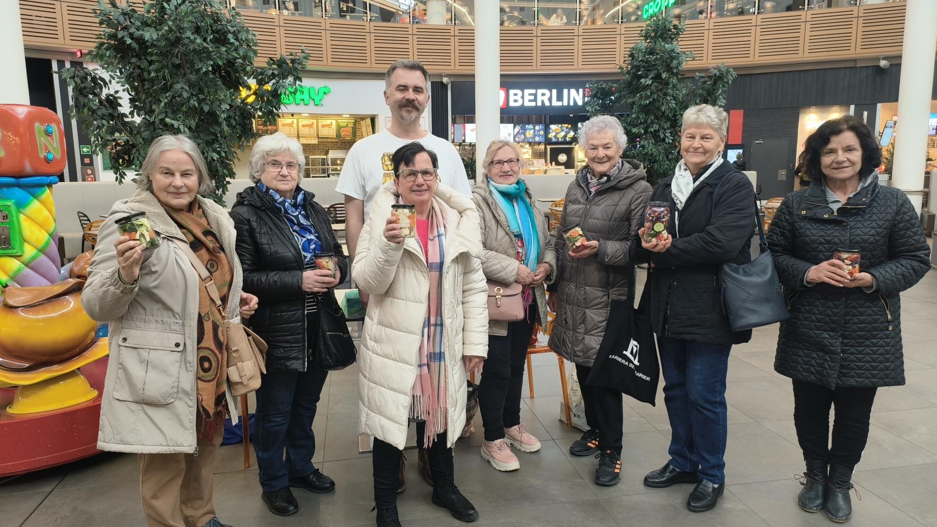 Tradycja kiszenia łączy pokolenia – seniorzy i młodzież razem w akcji!