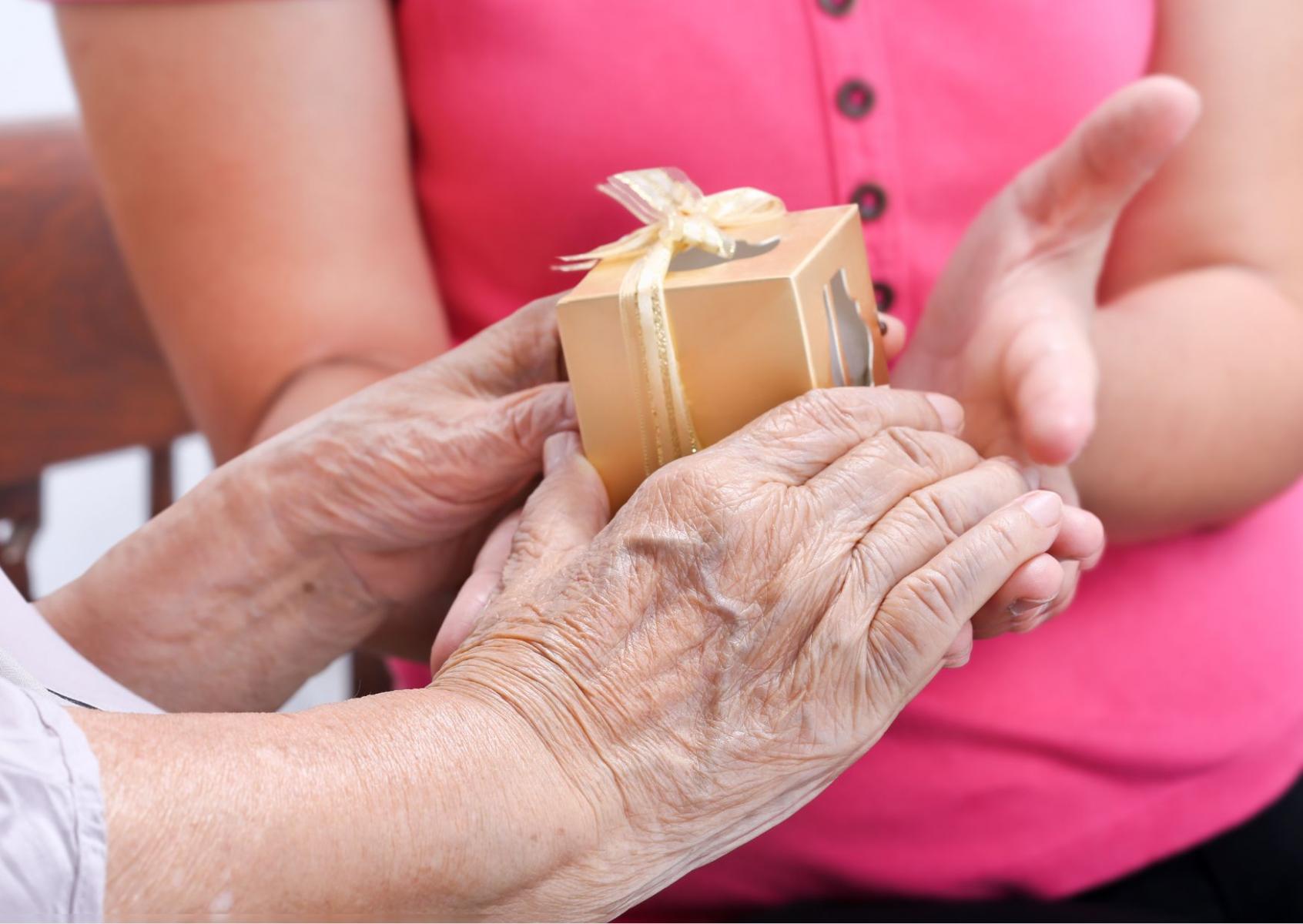 Uczniowie pamiętają o seniorach – paczki pełne radości