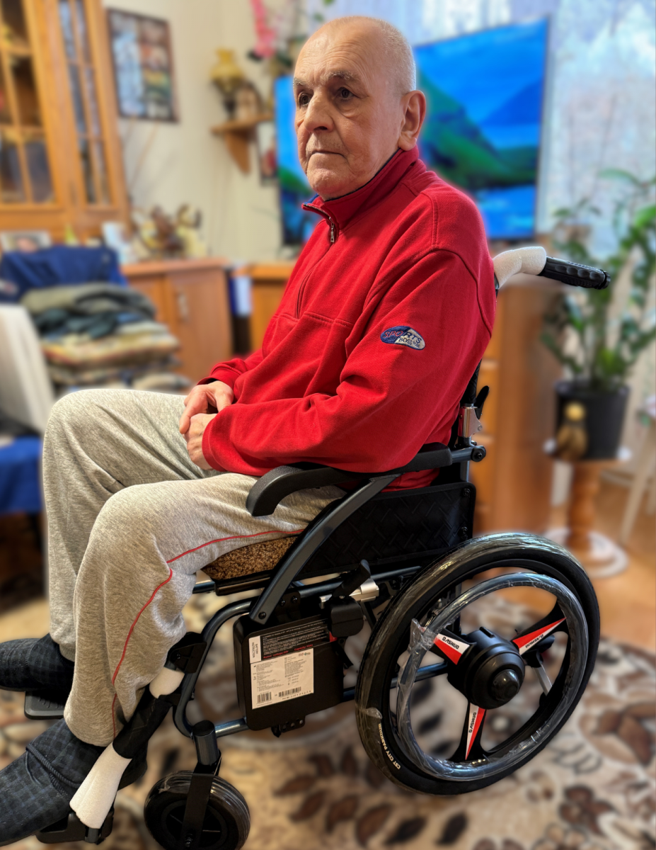 Pan Mirosław siedzący na wózku elektronicznym inwalidzkim