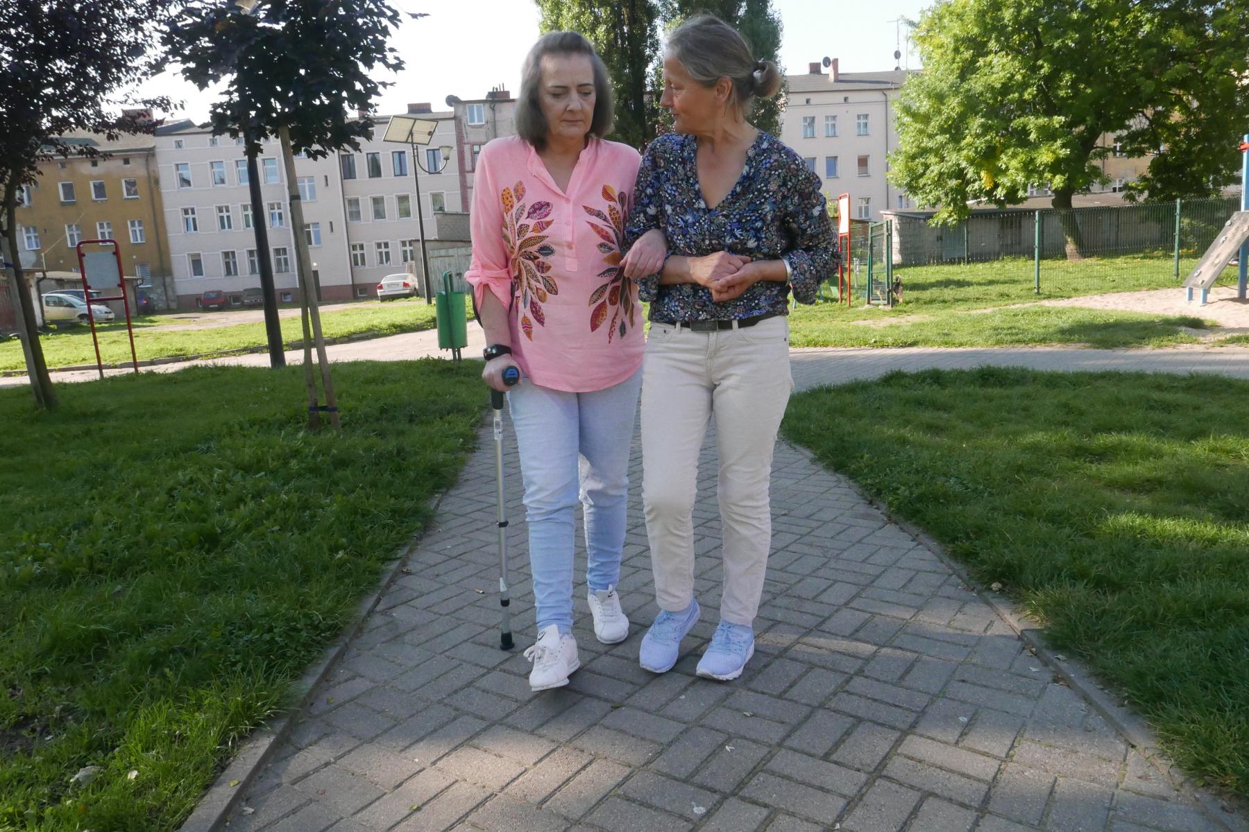 Asystenci działają, niepełnosprawnym pomagają