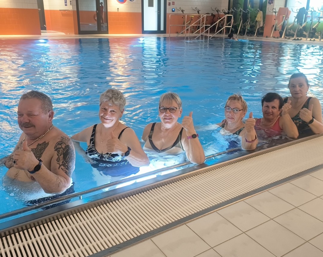 Seniorzy z „Bezpiecznej Przystani” zakończyli sezon wizyt w Aquaparku 3 Fale