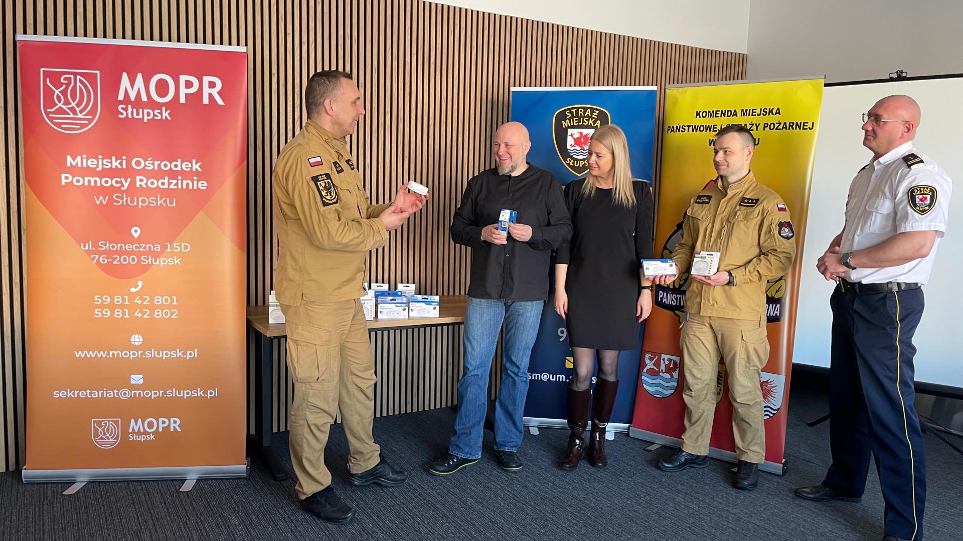Strażacy i Straż Miejska wspierają MOPR - czujniki dymu i czadu dla podopiecznych MOPR