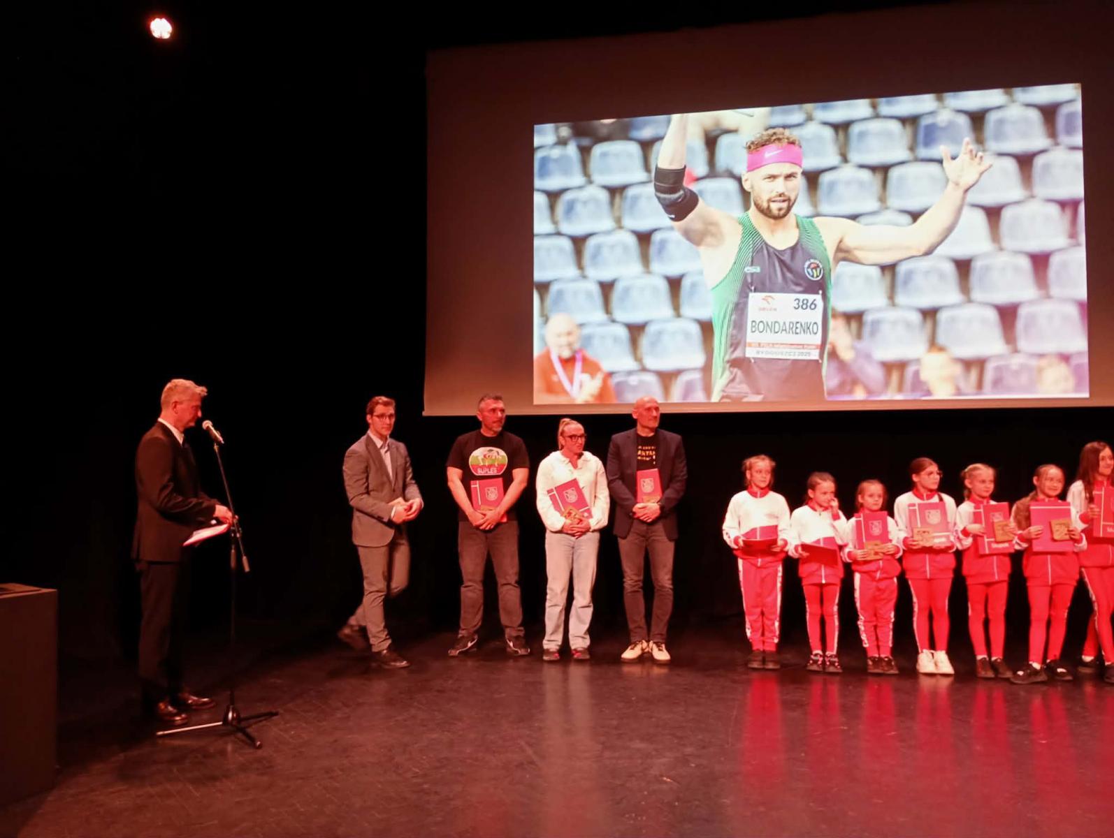 Sukcesy sportowe pracowników MOPR w Słupsku docenione podczas miejskiej gali