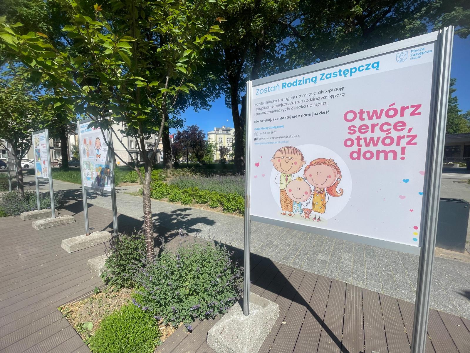 Wyróżnione prace konkursowe „MOJA RODZINA” przed Biblioteką Miejską