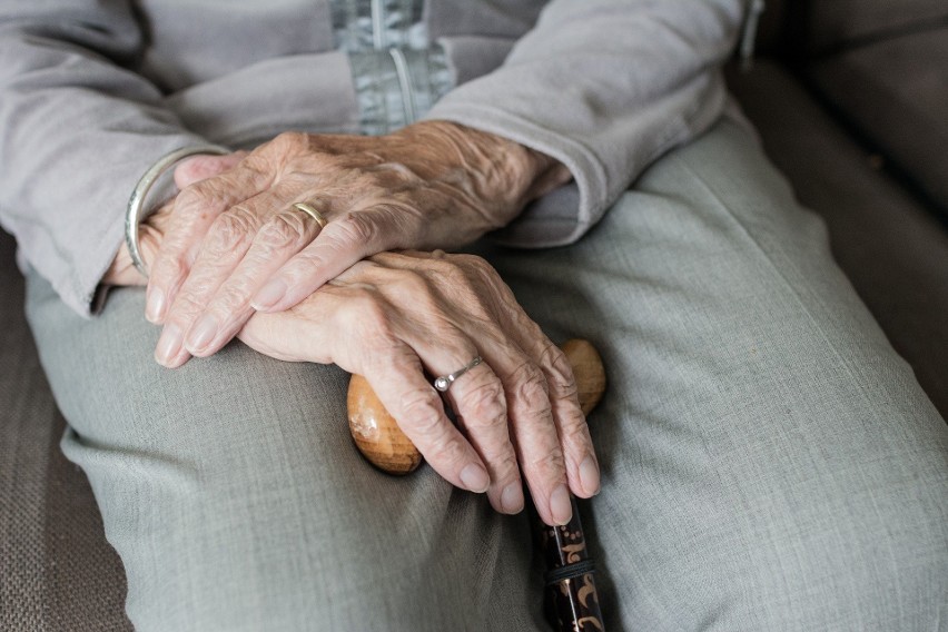 Informacja dla seniorów i ich rodzin w sprawie fałszywego podawania się za pracownika MOPR