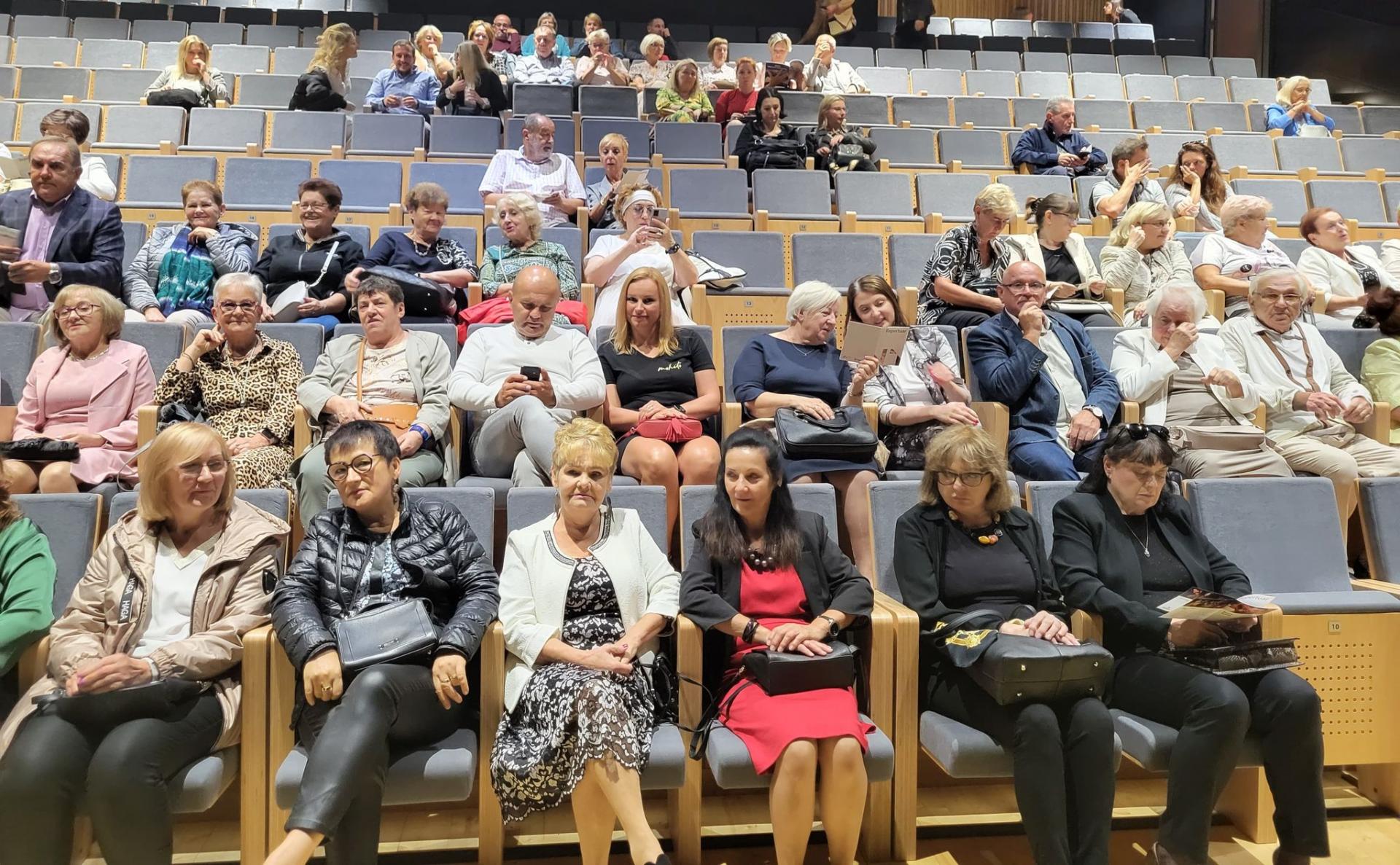 Wyjście asystentów i osób niepełnosprawnych do teatru