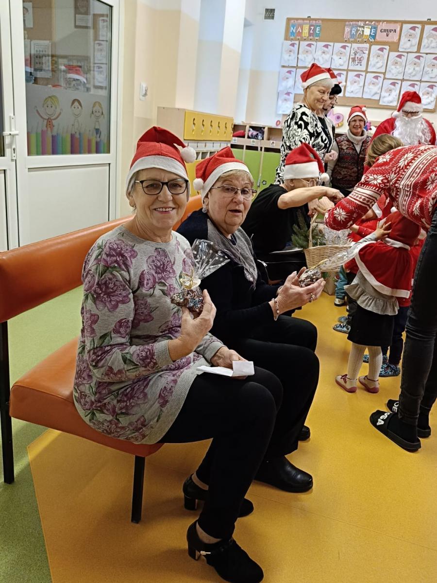Wspólne kolędowanie seniorów i dzieci w Żłobku Miejskim nr 1